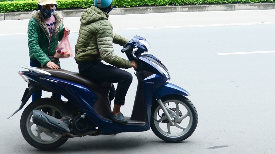 Nhiều người đi xe ga, ăn mặc lịch sự vẫn ghé “xin” đồ ở điểm phát từ thiện