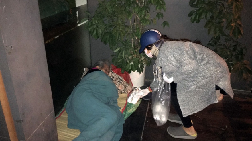 Trao quà đến tay người vô gia cư, người ở trong khu ổ chuột ven sông