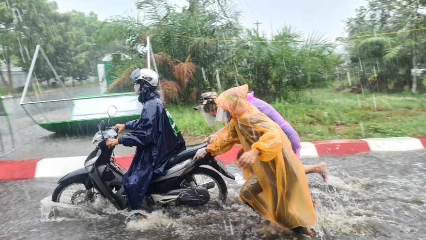Tình nguyện viên Cần Thơ “đội mưa” làm nhiệm vụ tại chốt kiểm dịch