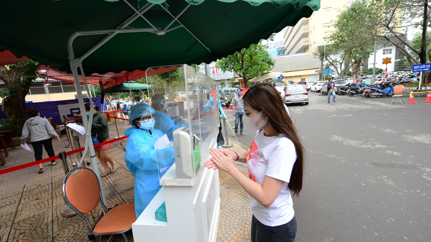 Bệnh viện Phụ sản Hà Nội kiểm soát chặt chẽ, chỉ cho 1 người nhà vào