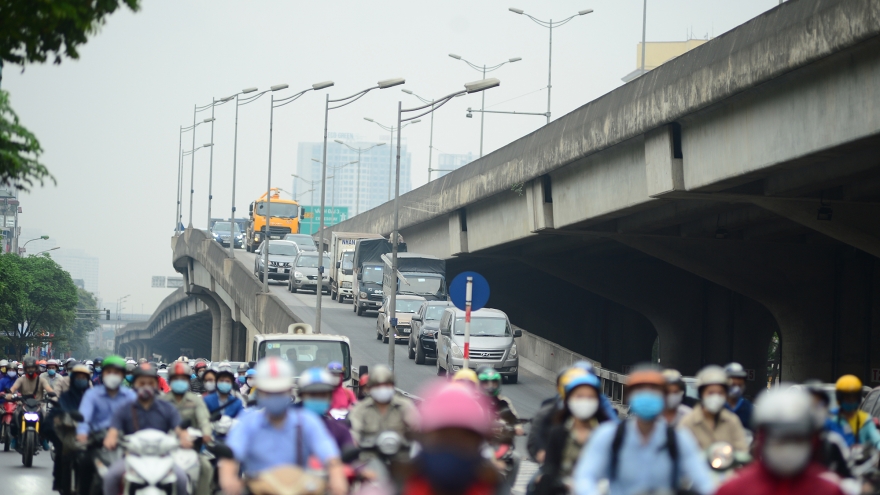 Ảnh: Đường phố Hà Nội đông nghịt dù thành phố vẫn ở nhóm nguy cơ cao