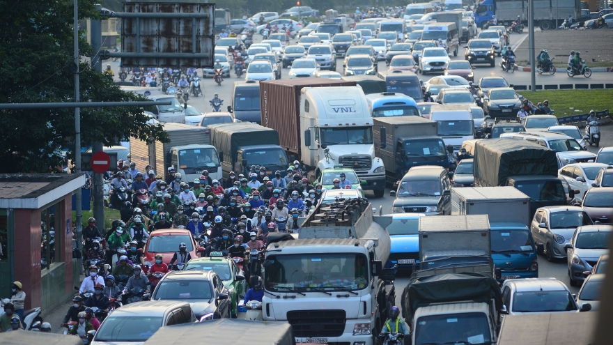 Đường ra các cửa ngõ Hà Nội tắc nghẽn, xe máy phải lao lên vỉa hè