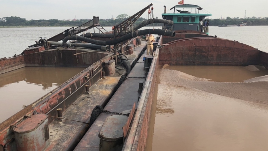 Phát hiện bắt giữ 8 phương tiện khai thác cát trái phép trên sông Hồng