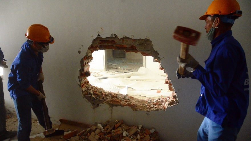 Cận cảnh phá dỡ bên trong tòa nhà 8B Lê Trực, Hà Nội