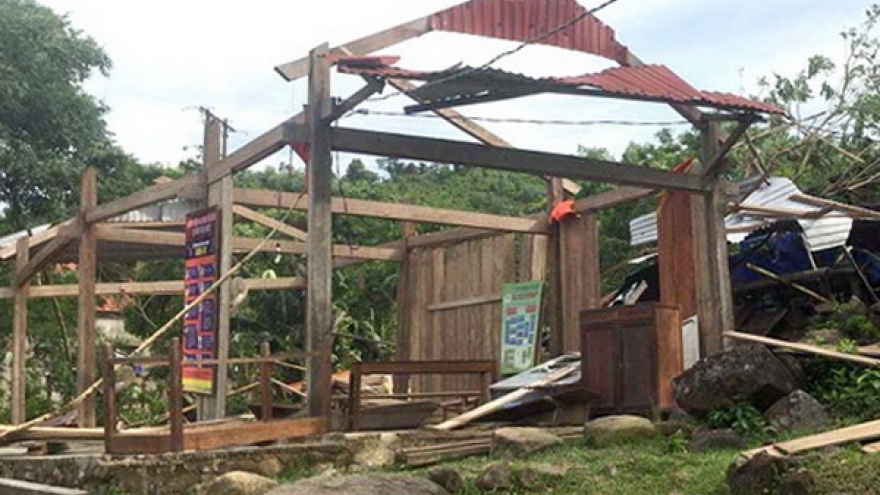 Lốc xoáy làm 2 người bị thương, nhiều nhà dân bị tốc mái ở Quảng Bình