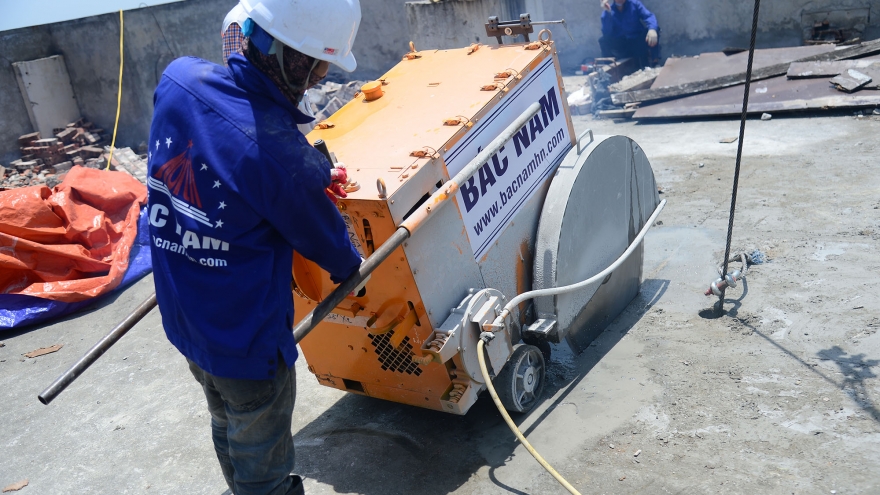 Dùng lưỡi kim cương cắt bê tông cốt thép ở tầng 18 tòa nhà 8B Lê Trực