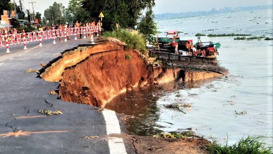An Giang di dời khẩn cấp 27 hộ dân trong vùng sạt lở nguy hiểm QL91