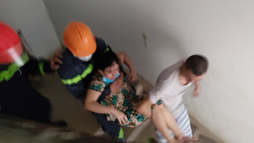 Kịp thời cứu 2 người mắc kẹt trong vụ cháy chung cư ở Đà Nẵng