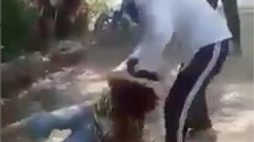 Xôn xao với clip một nữ sinh bị đánh đập trong rừng ở Nghệ An