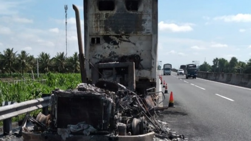 Xe container cháy rụi trên đường cao tốc ở Tiền Giang