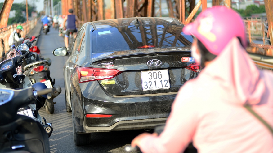 Bất chấp biển cấm, ô tô ngang nhiên đi vào cầu Long Biên