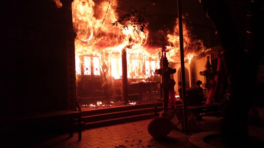 Đền Quan Tam Lâm Du ở Hà Nội cháy ngùn ngụt ngay trong đêm