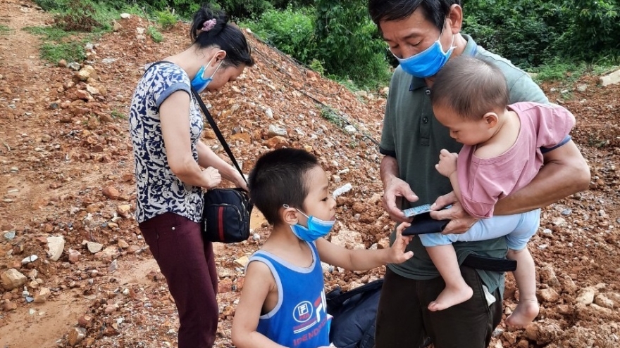 Quảng Ninh cách ly y tế cả gia đình nhập cảnh trái phép