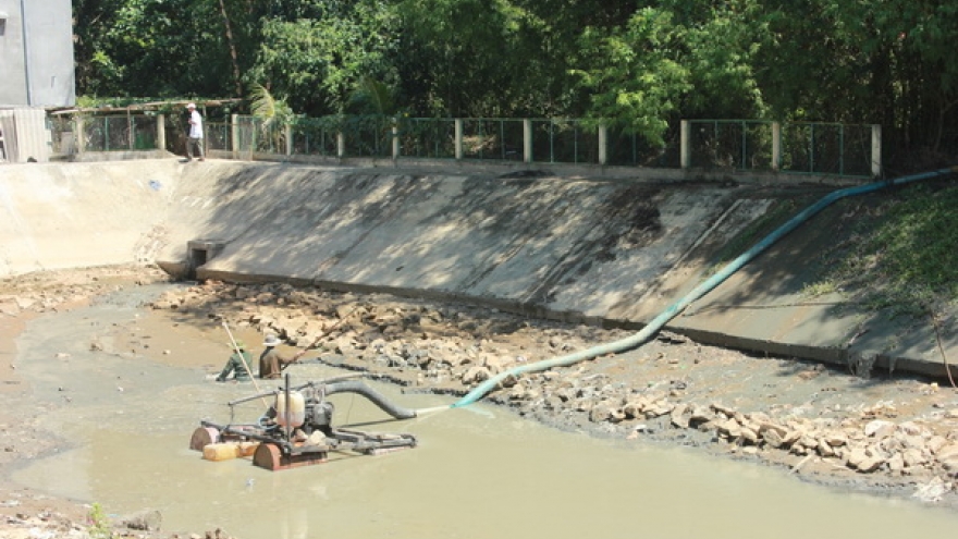 Quảng Nam dựng trạm bơm dã chiến cứu ruộng đồng nứt nẻ