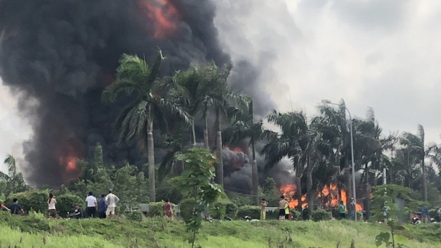 Clip: Hiện trường vụ hỏa hoạn ở cảng Đức Giang, Hà Nội