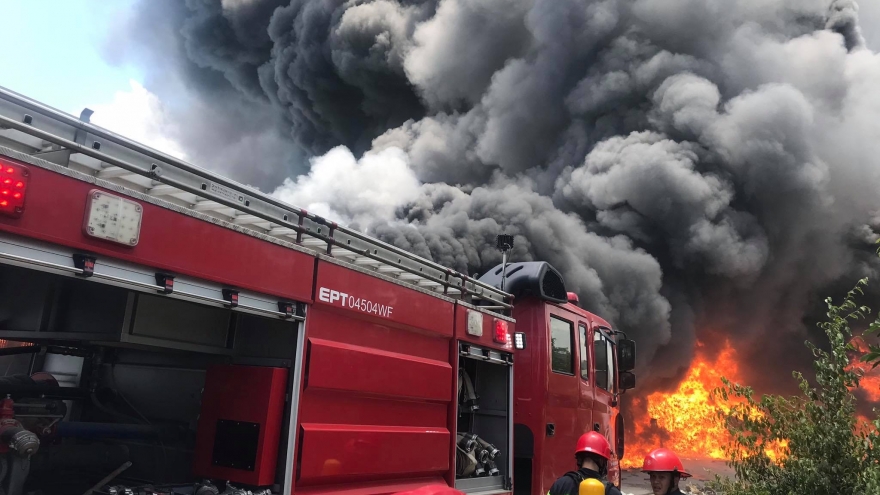 Cả trăm người dập đám lớn tại khu công nghiệp ở Thanh Hóa giữa trưa nắng