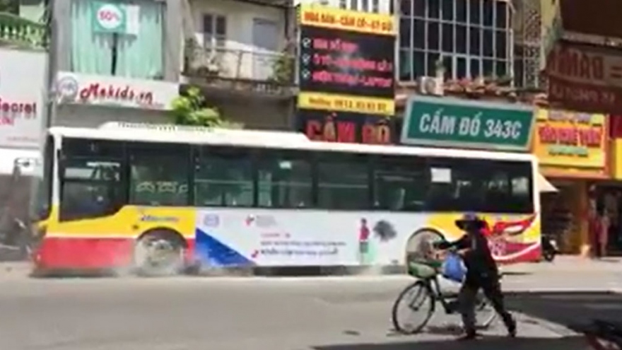 Xe buýt bất ngờ bốc cháy giữa phố Hà Nội