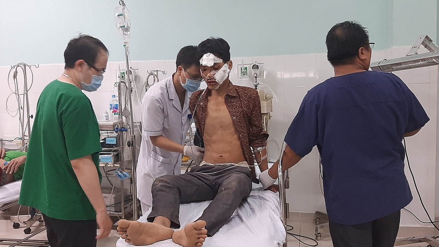 Tích cực cấp cứu 4 người bị thương nặng trong ô tô lao xuống vực ở Kon Tum