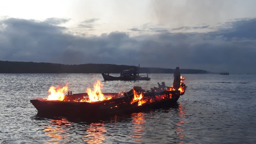 Tàu kéo bốc cháy ngùn ngụt, 4 người thoát chết ở TPHCM