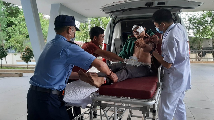 Vụ xe khách lao xuống vực ở Kon Tum: Đội cứu hộ phải lật xe tìm nạn nhân