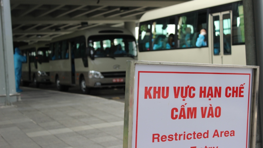 240 công dân Việt Nam từ Singapore về nước được cách ly tại Tiền Giang