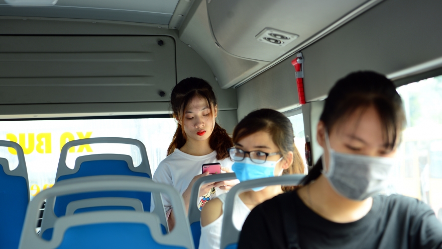 Người dân thờ ơ với quy định đeo khẩu trang tại bến tàu, bến xe ở Hà Nội