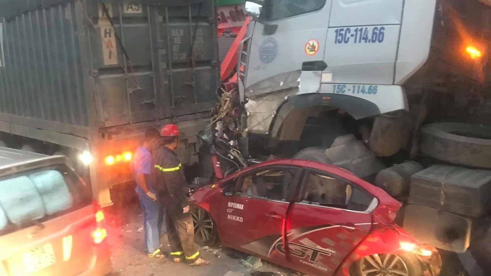 Hai xe đầu kéo “ốp nát bét” xe ô tô con khiến 3 người chết tại chỗ