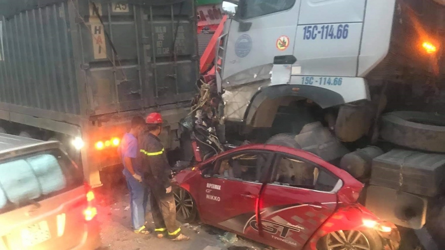 Hai xe đầu kéo “ốp nát bét” xe ô tô con khiến 3 người chết tại chỗ