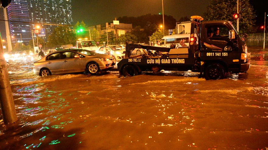 Mưa lớn, nhiều tuyến phố ở Hà Nội ngập sâu, hàng loạt xe chết máy