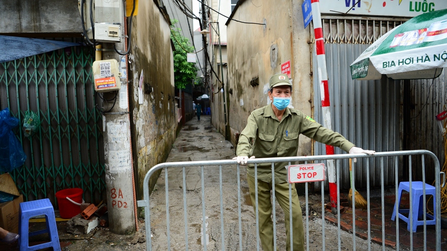 Người thân ùn ùn mang nhu yếu phẩm đến tòa nhà nơi BN714 sinh sống