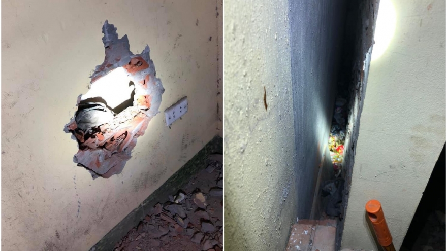 Đục tường giải cứu bé trai rơi vào kẽ tường ở Hà Nội