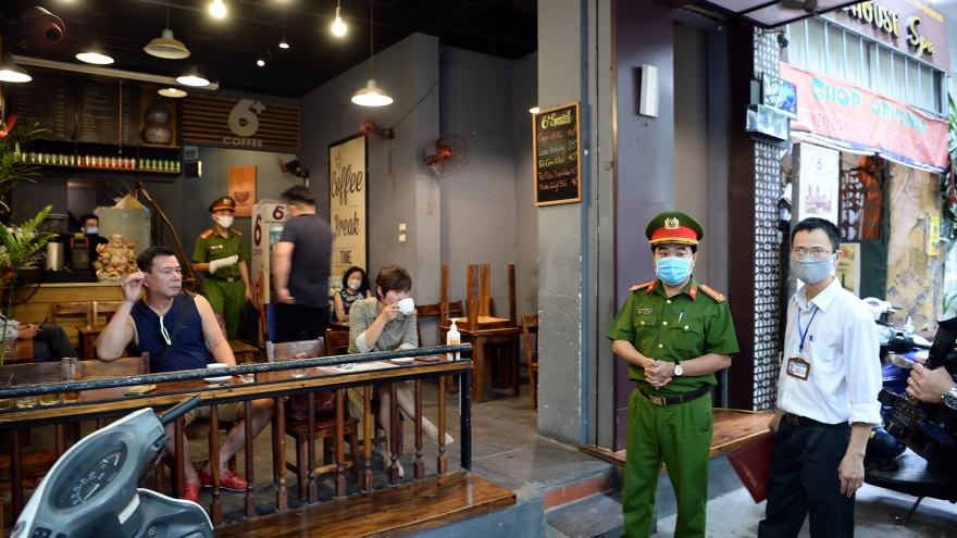 Ảnh: Hà Nội nhắc nhở người dân giãn cách 1m tại quán xá, nhà hàng, nơi công cộng...