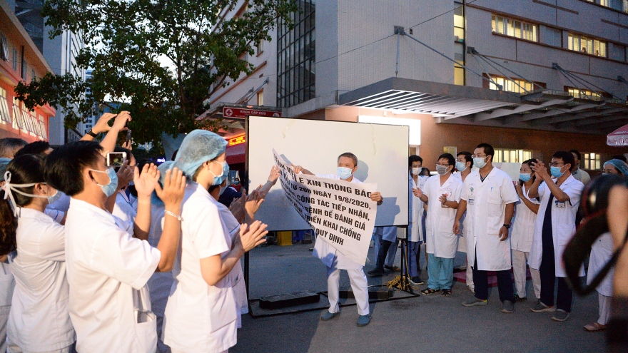 Bệnh viện E dỡ bỏ cách ly, đón người dân đến khám trở lại