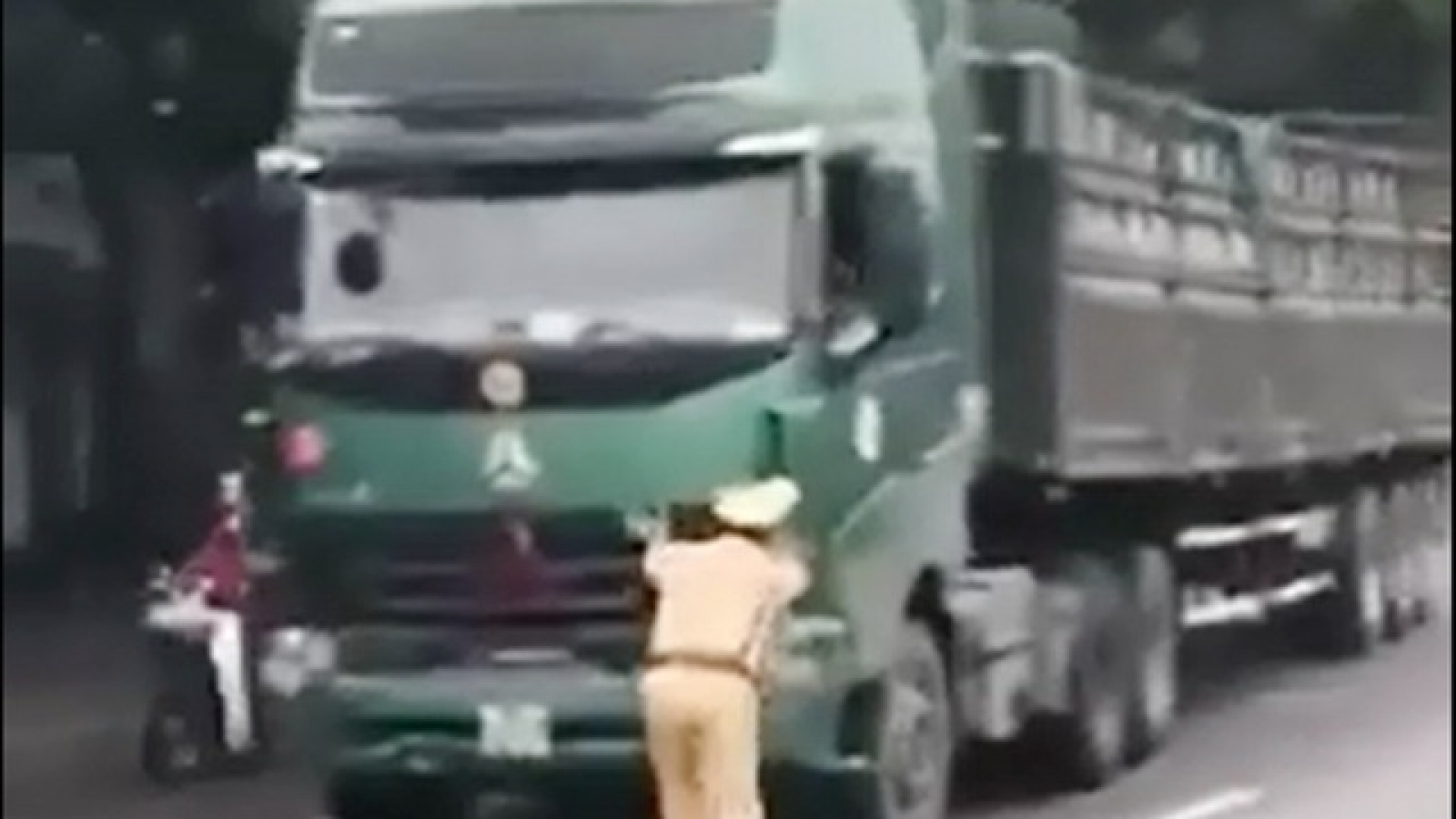 Xe tải vi phạm không chấp hành hiệu lệnh, đẩy CSGT đi lùi trên quốc lộ 1A