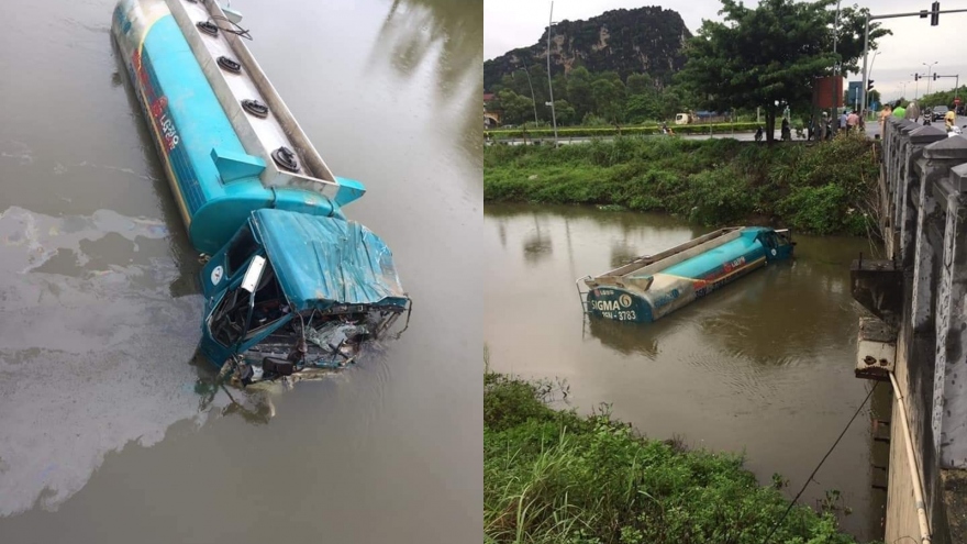 Va chạm với xe tải, xe bồn chở dầu lao xuống sông ở Ninh Bình