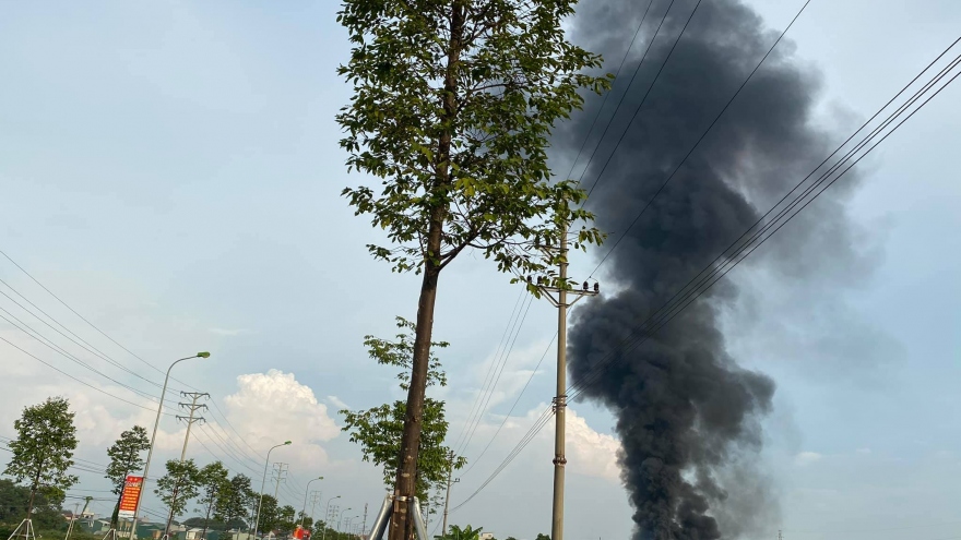 Cháy lớn tại Cụm Công nghiệp Bình Phú - Hà Nội