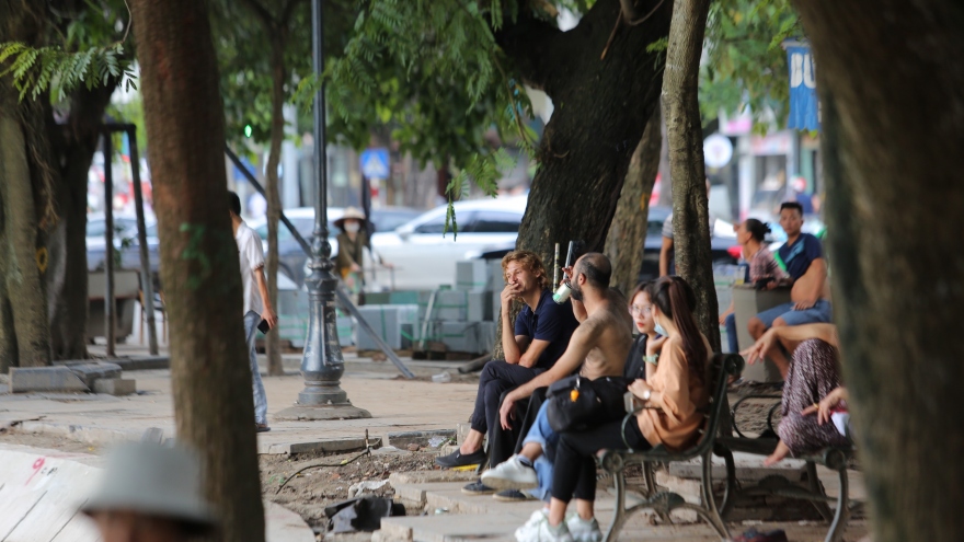 Ảnh: Bất chấp Covid-19, nhiều người Hà Nội không đeo khẩu trang quanh Hồ Gươm