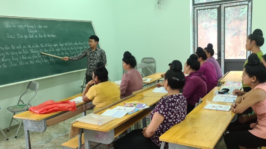 Gieo chữ là gieo hy vọng: Học trò là bà, là mẹ, thầy giáo là con