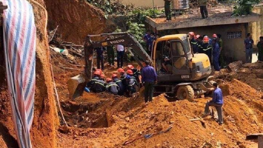 Sập công trình ở Việt Trì, 4 người bị vùi lấp