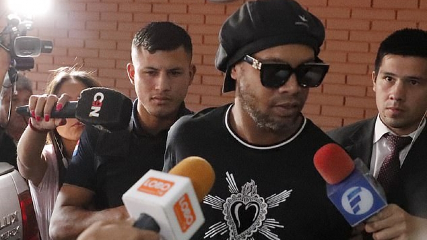 Ronaldinho được ra tù sau 32 ngày bị giam giữ
