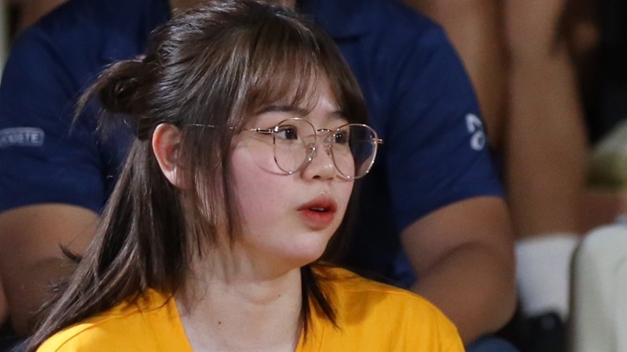 Quang Hải "hóa Messi” khi được bạn gái cổ vũ trên khán đài