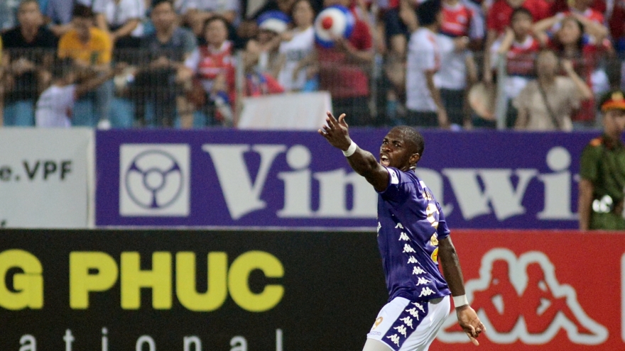 Ảnh: Rimario “vờn” các chú hổ Bi-Rai, đưa đội bóng cũ trở lại mặt đất