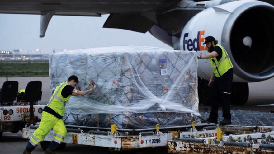 Mỹ gửi nguyên liệu tiếp tục sản xuất thiết bị bảo hộ y tế ở Việt Nam