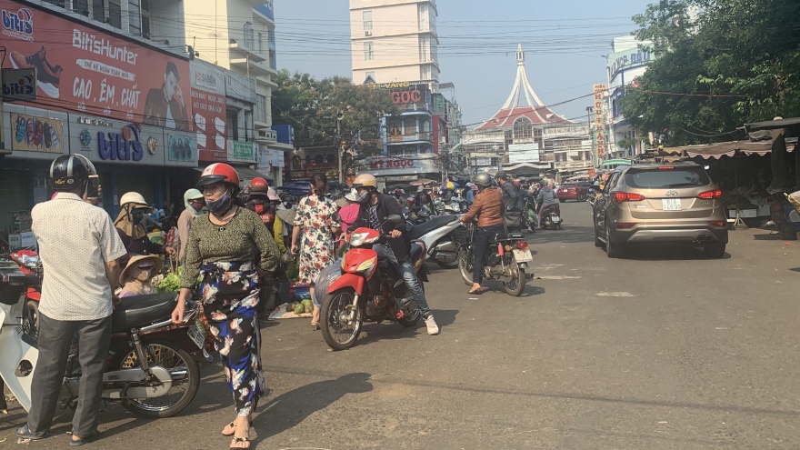 Thành phố Pleiku xử phạt hàng chục người vi phạm cách ly xã hội