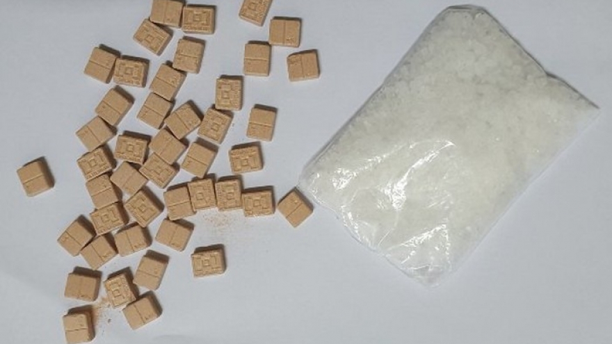 Lộ ma túy giấu trong khẩu trang khi đo thân nhiệt tại chốt kiểm dịch