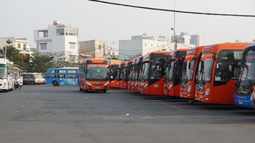Tiếp tục tạm ngưng vận chuyển hành khách, xe bus, taxi tại TP HCM