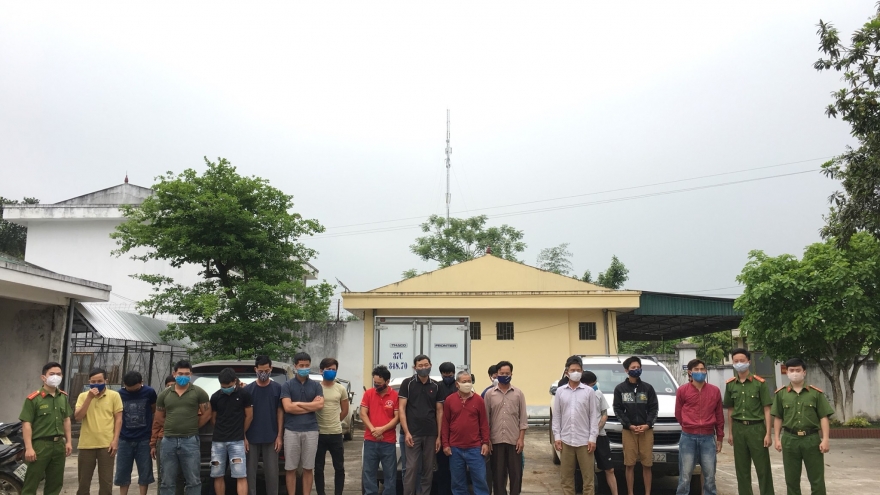 Đột kích sới bạc khủng giữa rừng sâu, bắt 30 đối tượng