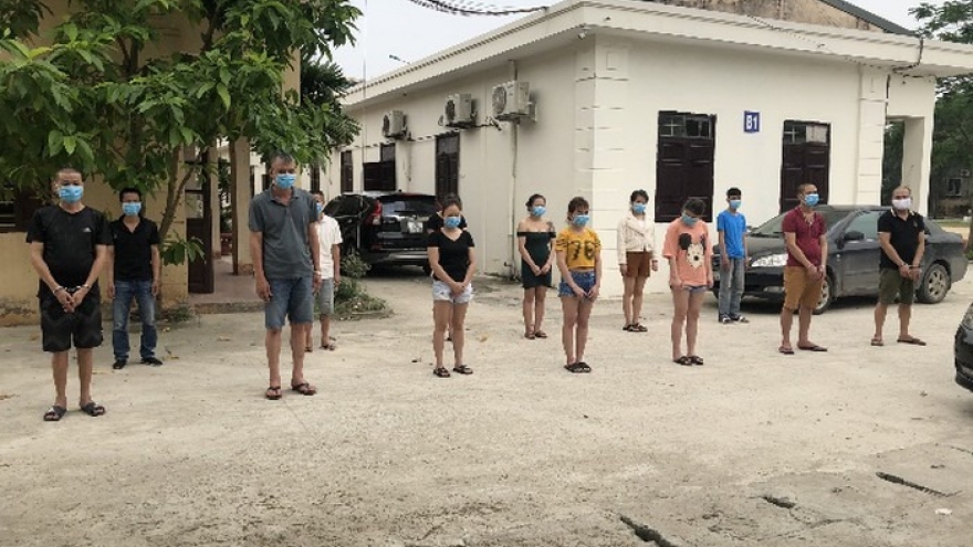 Nhóm nam nữ mở “tiệc ma túy” trong quán massage tại Hà Nội