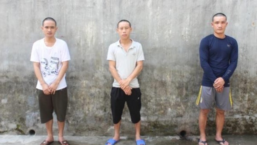 Em bị bắt vì liên quan đến “hàng trắng”, anh dùng dao uy hiếp công an