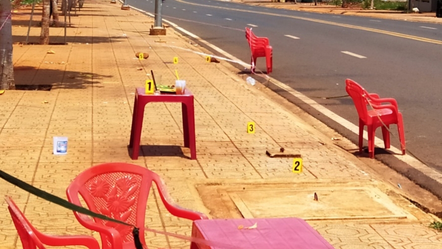 Giết người chỉ vì đi ngang qua bàn lấy ghế uống nước